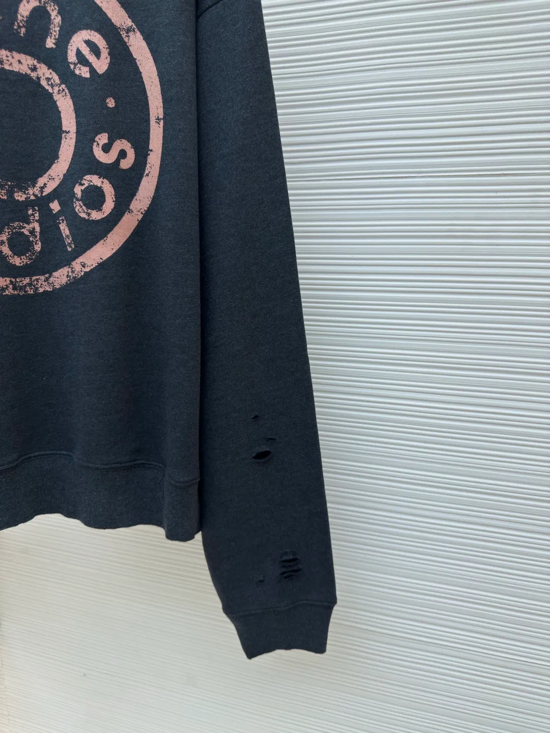 Acne Studios ripped distressed logo sweatshirt ●Authentic product: Purchased and developed for 4100 ●Item number: 1680379-A75 ●Fabric: Double-ply cotton plain fabric ●Technology: Distressed printing ●Version: Loose fit ●Weight: about 590 grams ●Size: S-M-L-XL ●Description: Customized dream-painted double-ply cotton plain fabric with excellent texture, comfortable and skin-friendly, with deep black as the main color Like the mottled rust on ancient copperware, the unruly soul of AcneStudios is engraved on the chest. The ingenious integration of hole elements and wanton swaying on the black canvas is a deliberate rebellion, a break away from the shackles of tradition, and unique in the wave of trends. Glue printing is used. The chest printing is modified three times with the film screen. The glue liquid paint is used to print the pattern on the fabric. The fabric is baked to fix the printed pattern. Many parts of the body of the garment are worn and worn by pure artificial regularity, and hand brush marks are added to the surface of the garment to add texture and depth to imitate the texture of natural wear and tear. The fabrics have been washed to give them a better feel and texture. They are not easy to deform, shrink or fade, and maintain their long-lasting beauty. The overall color is consistent with no color difference. It can be matched with the same style to create a fashionable look, and can be used in various occasions. Customized accessories, complete with three standards, the same style for men and women!